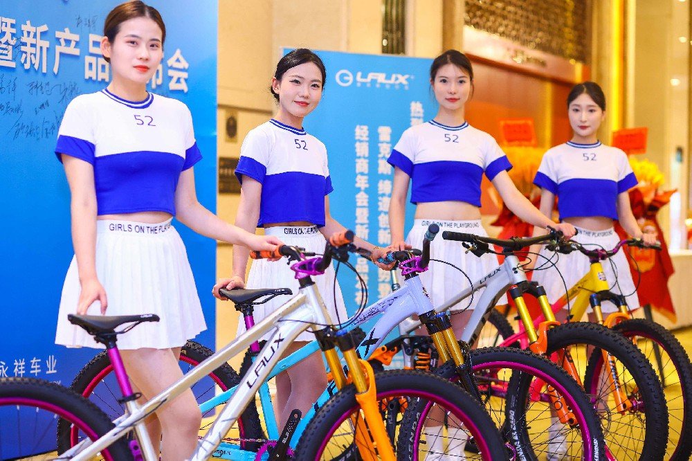 而传统U8集团（中国）企业需要借助互